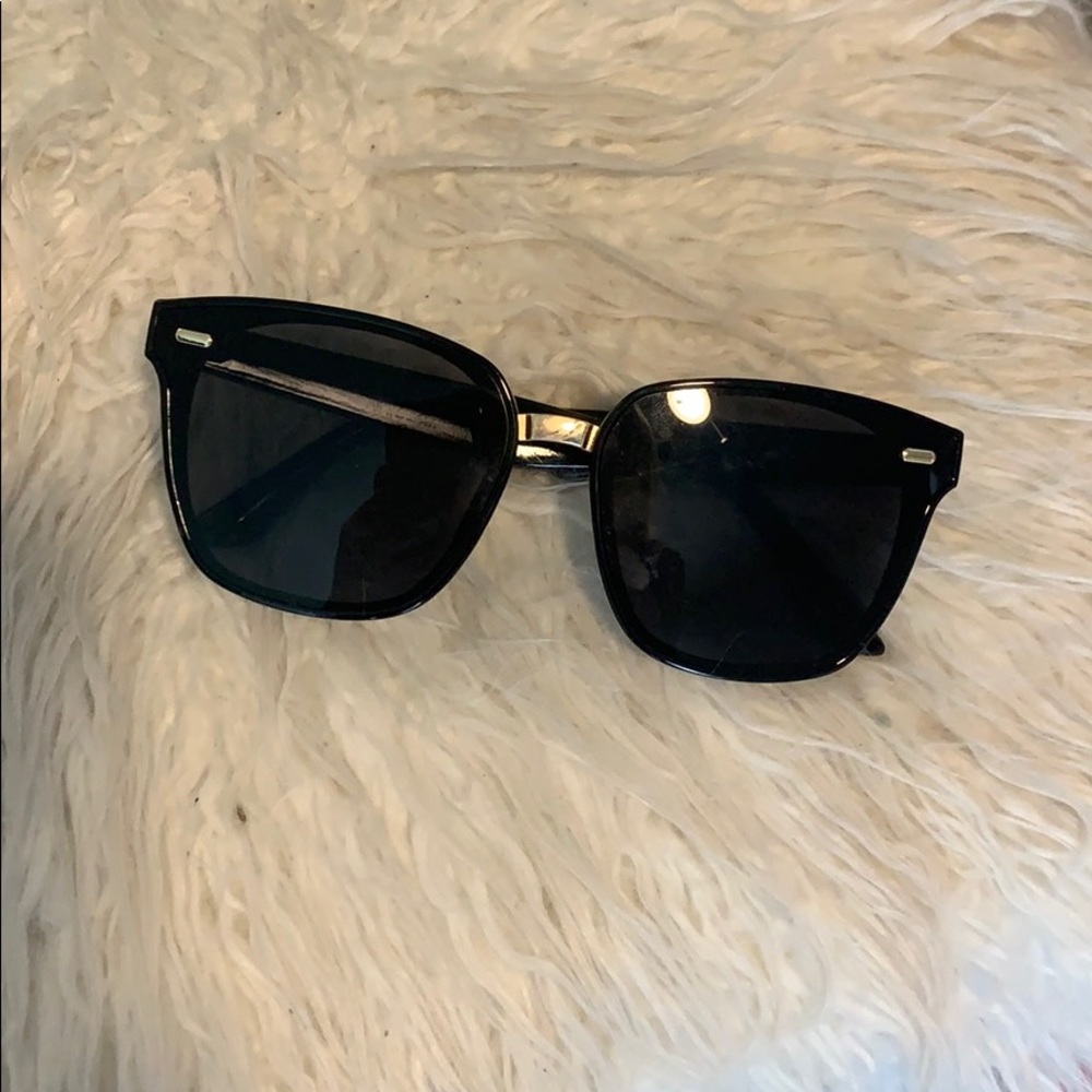 Black oversized sunnies